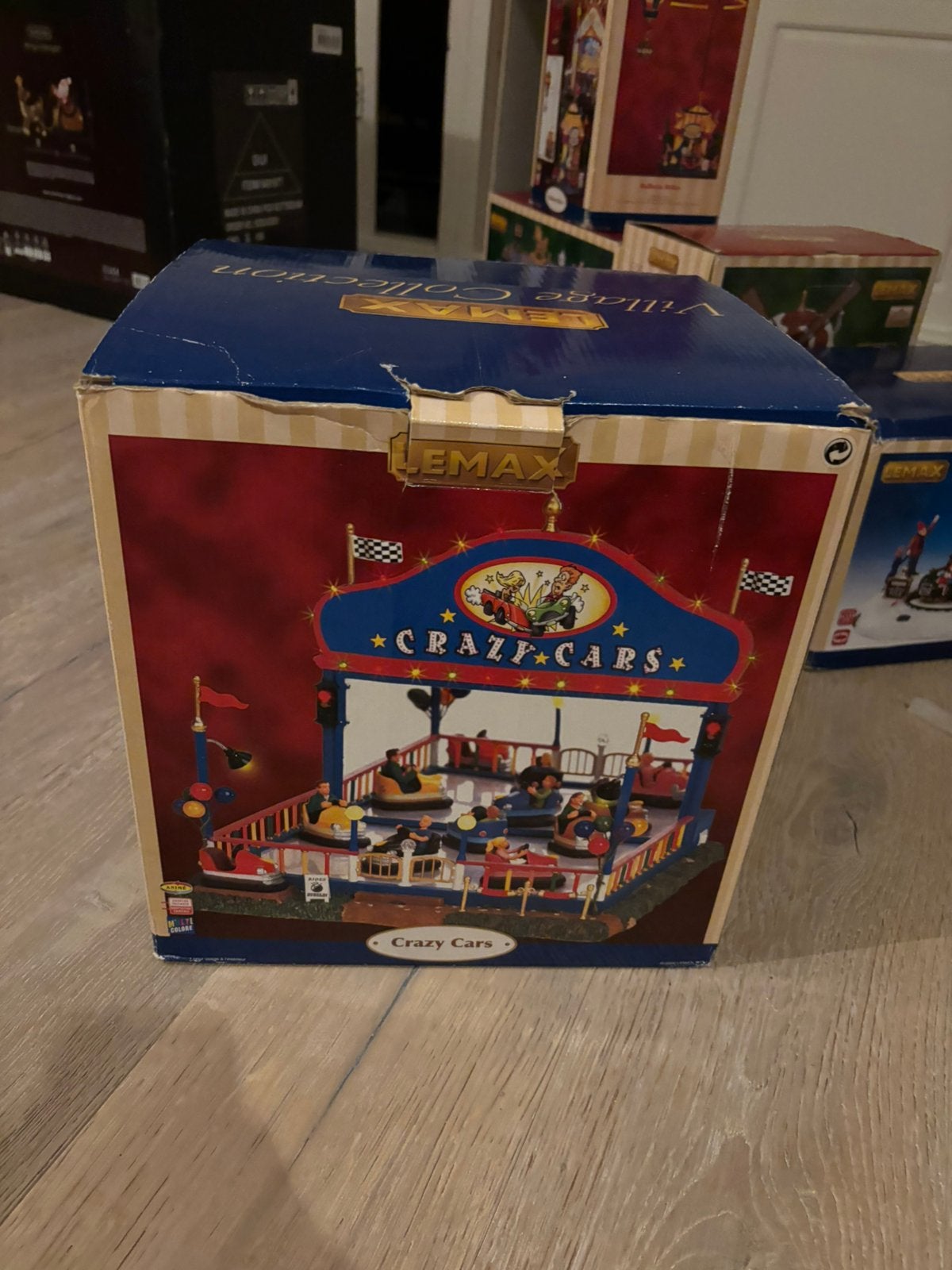 Lemax Crazy Cars (Inclusief Adapter), Ophalen of Verzenden, Zo goed als nieuw