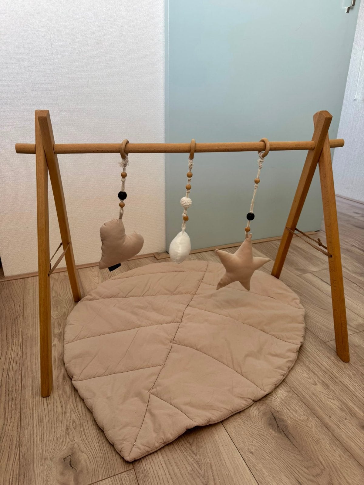 Houten babygym met speelkleed en hangende speeltjes, Ophalen, Gebruikt, Babygym