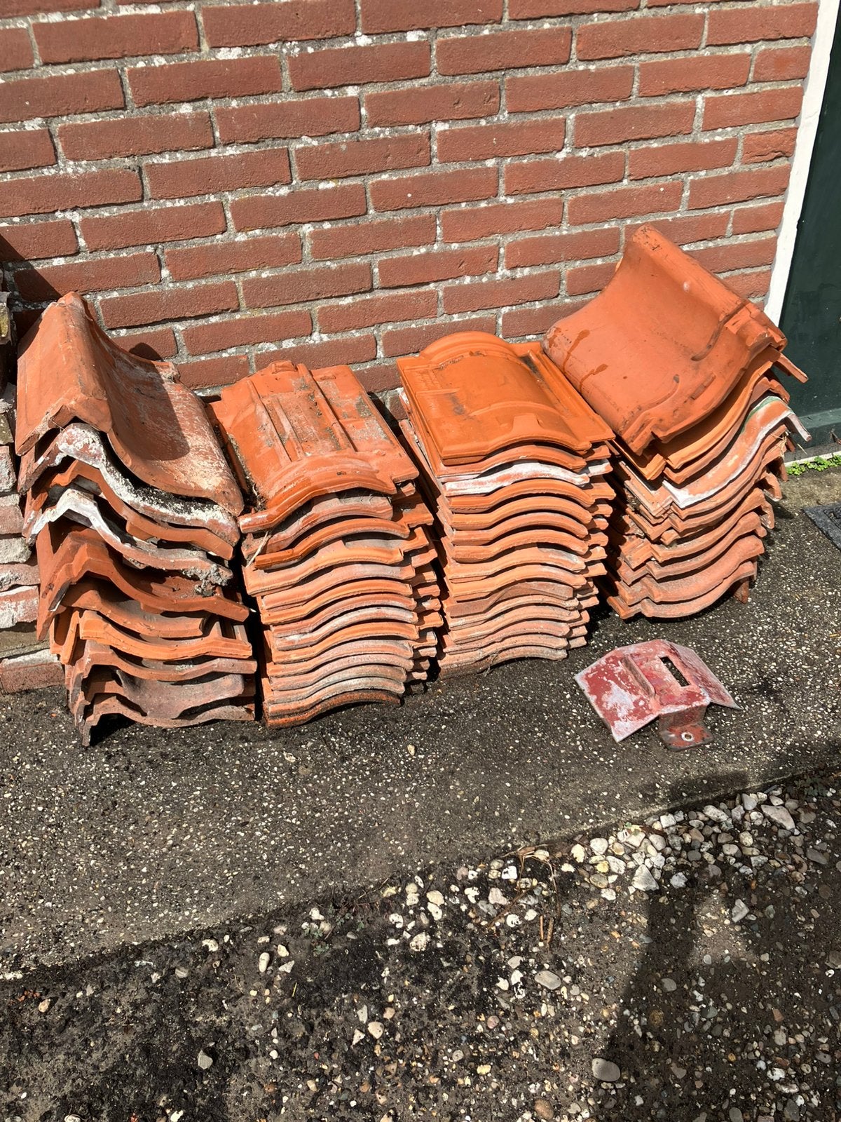 Gratis : Vario dakpan en kantpan, Doe-het-zelf en Verbouw, Dakpannen en Dakbedekking, Ophalen, Gebruikt, Steen of Klei, Minder dan 5 m²