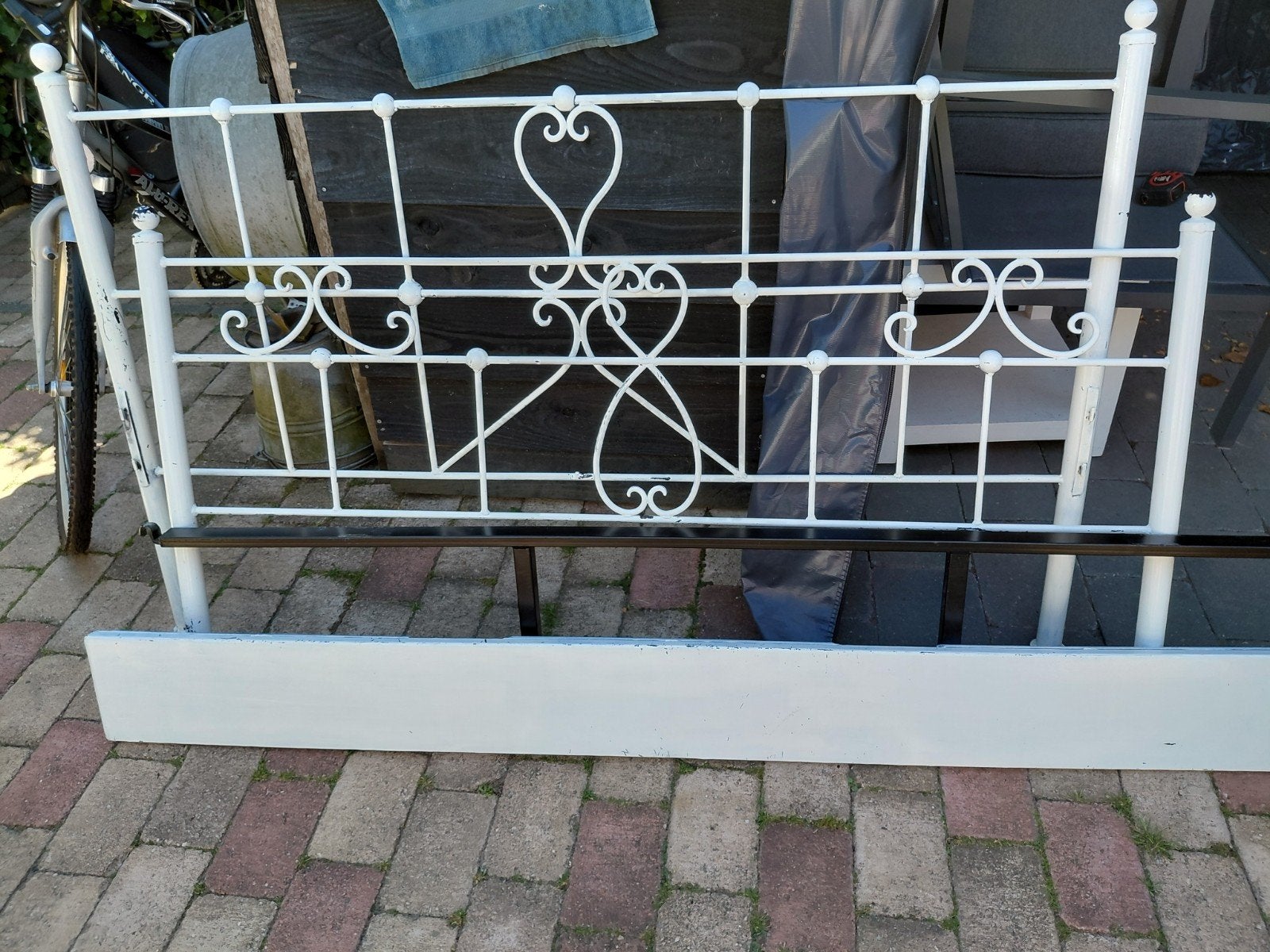Antiek wit metalen bedframe met sierlijke krullen, Antiek en Kunst, Ophalen of Verzenden