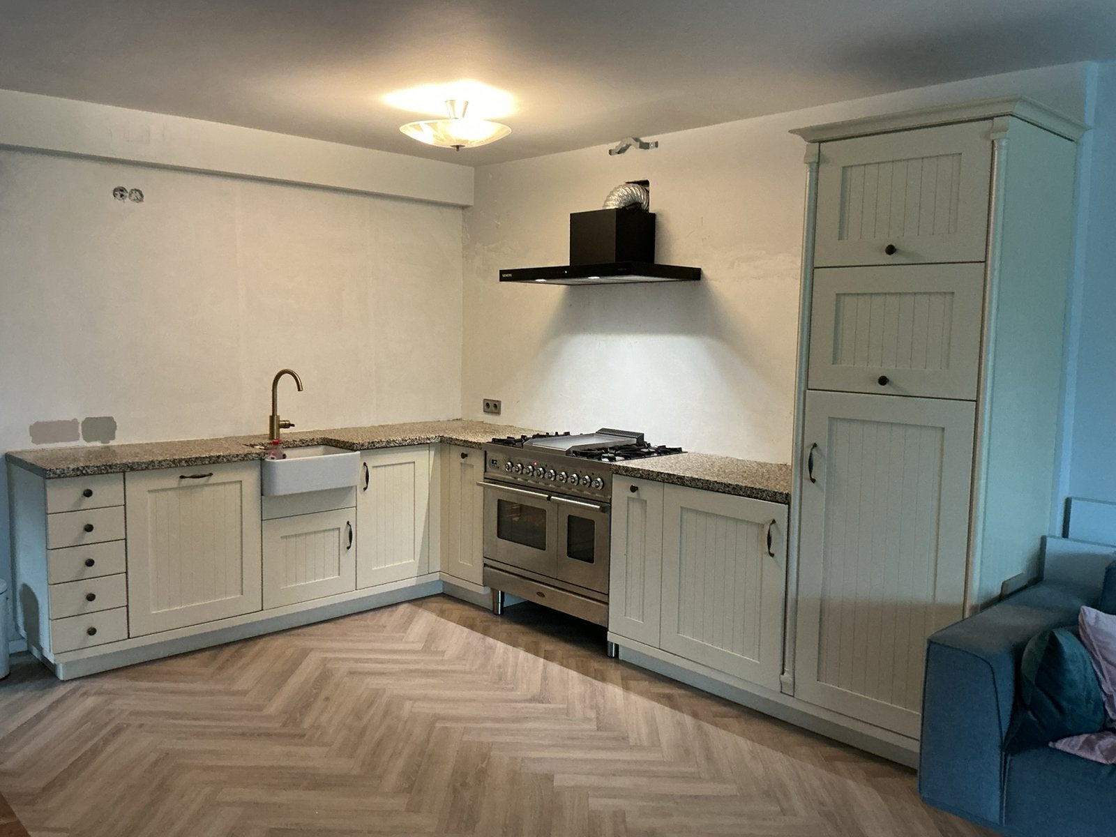 Mooie landelijke keuken met Boretti fornuis, terazzo blad, Huis en Inrichting, Keuken | Complete keukens, Ophalen, Gebruikt, Hoekkeuken