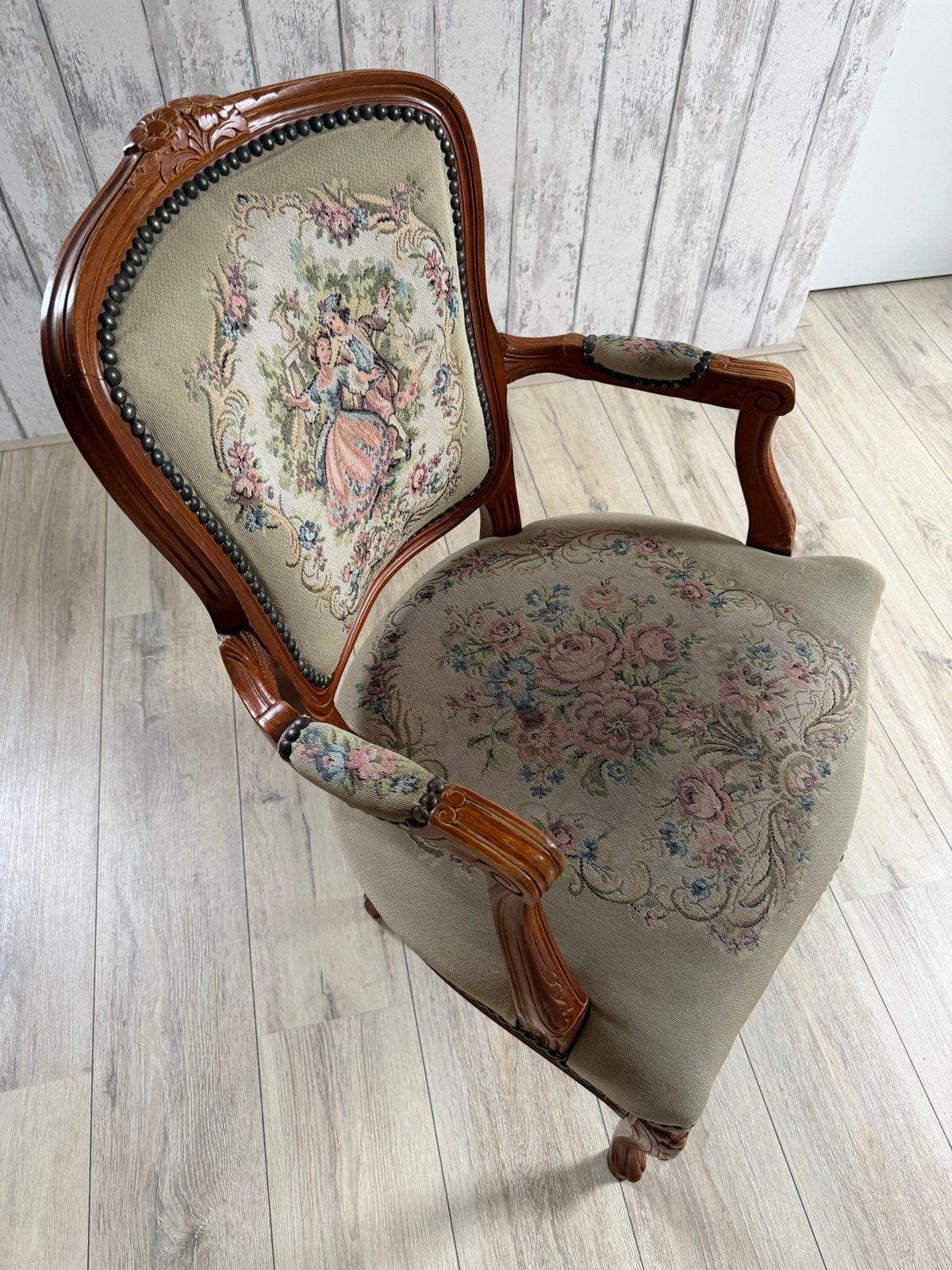 Antieke fauteuil met geborduurde bekleding. Queen Ann., Ophalen