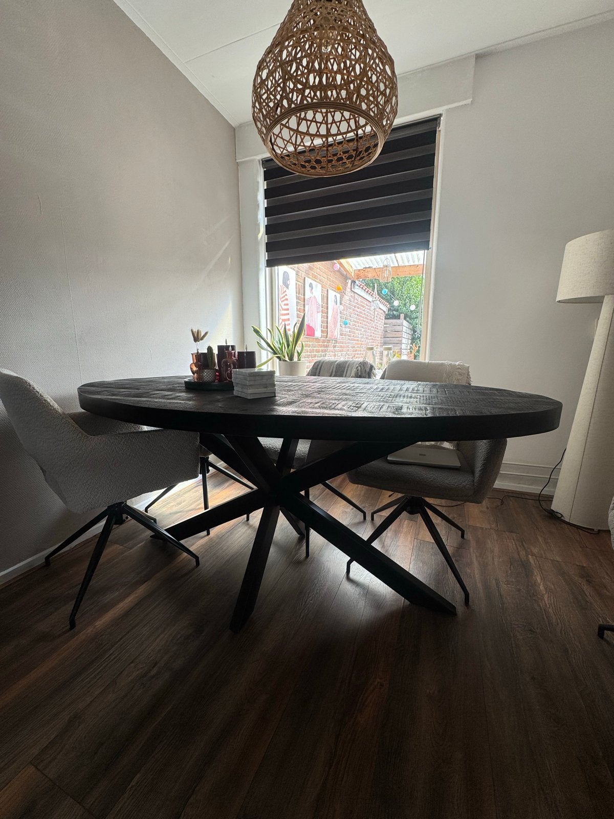 Zwarte ovalen eetkamertafel met kruispoot en houtreliëf, Ophalen, 100 tot 150 cm, 200 cm of meer, Zo goed als nieuw