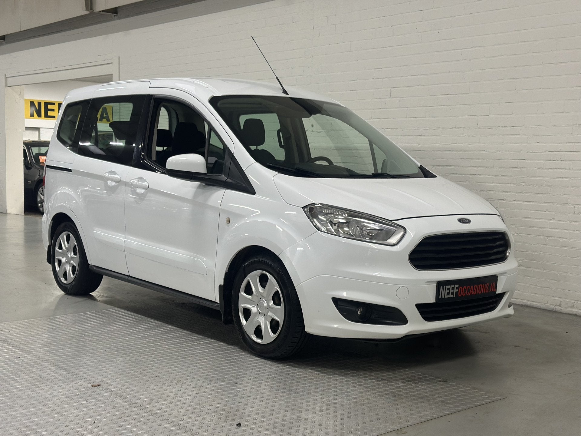 Ford Tourneo Courier 1.0 Titanium AIRCO /CRUISE / ELK.PAKKET, Auto's, Voorwielaandrijving, Gebruikt, Wit, Bedrijf