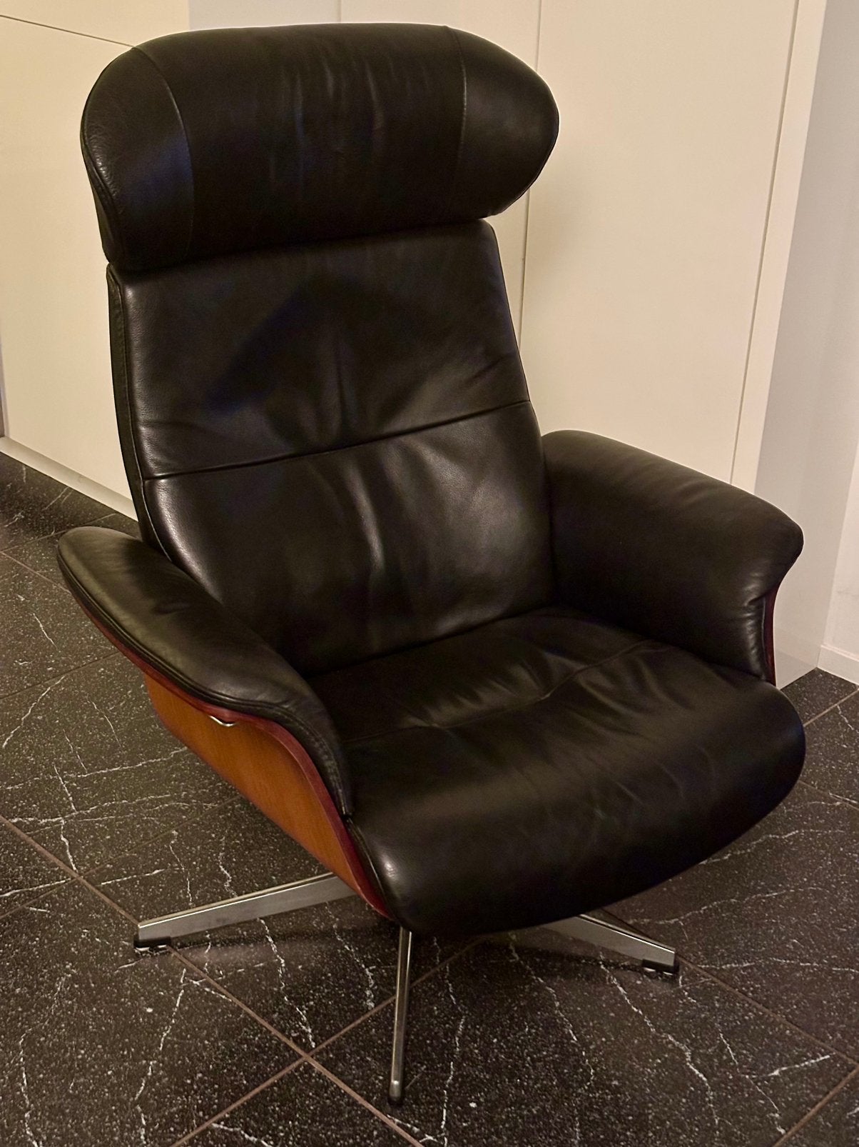 Conform Time Out Fauteuil - zwart leer met houten accenten, Huis en Inrichting, Ophalen, Tijdloze design klassieker, Gebruikt