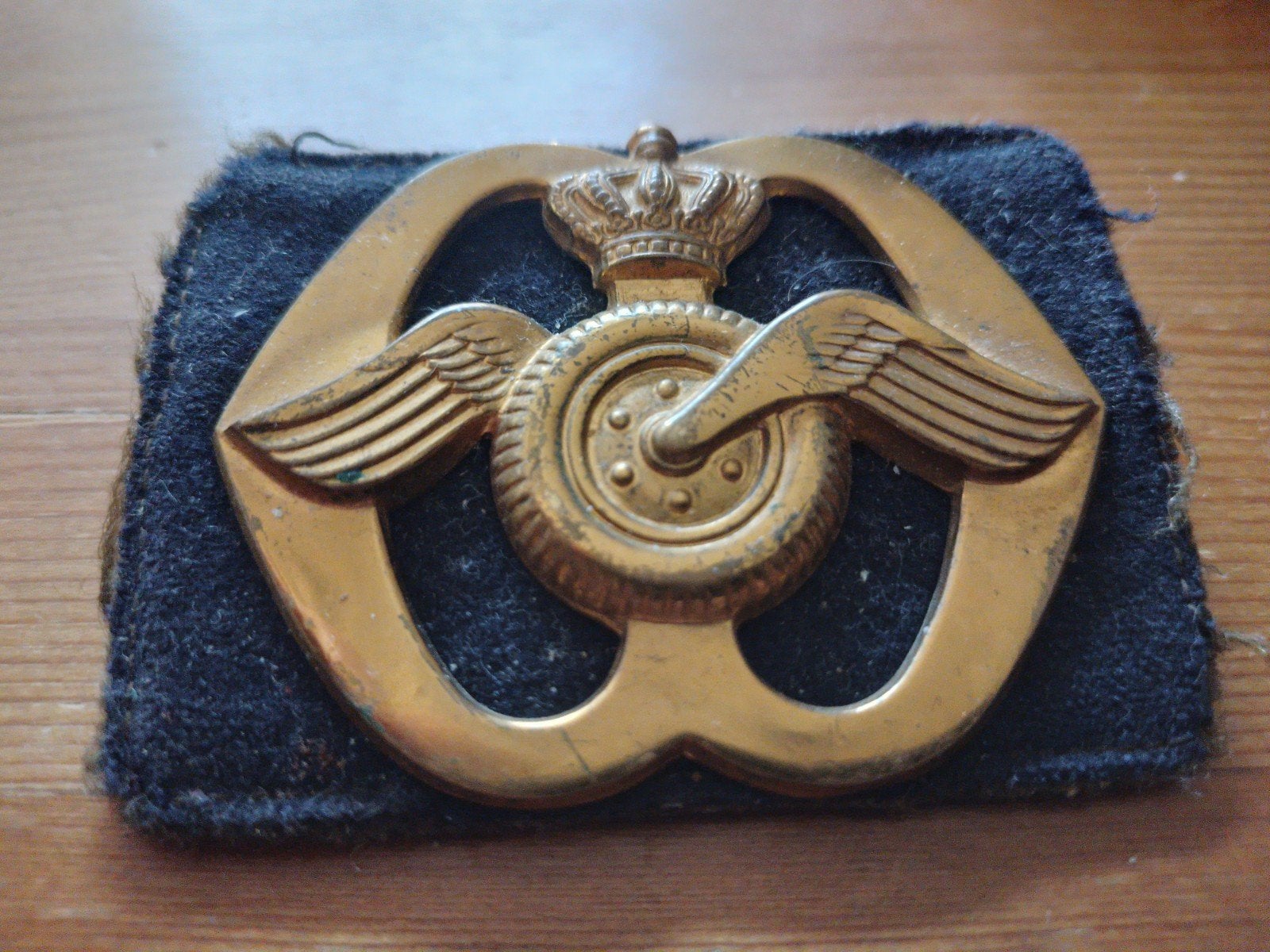 Baretembleem vroeg model AAT - Koninklijke Landmacht, Ophalen of Verzenden, Landmacht, Nederland, Embleem of Badge