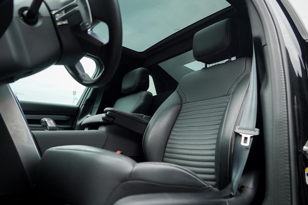 Land Rover Discovery 3.0 D250 R-Dynamic SE / VAN / Pano / Tr, Auto's, Land Rover, 249 pk, Gebruikt, Leder, Bedrijf