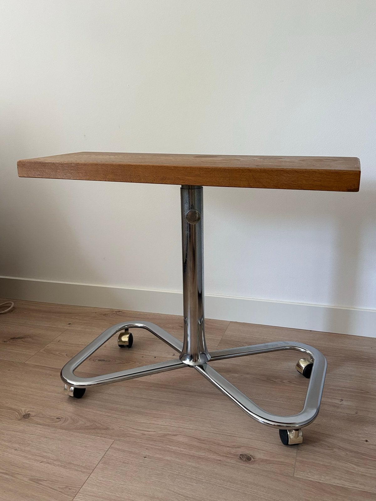 Verstelbare bijzettafel op wielen met houten blad, Ophalen, Gebruikt, 55 tot 75 cm, Tijdloos