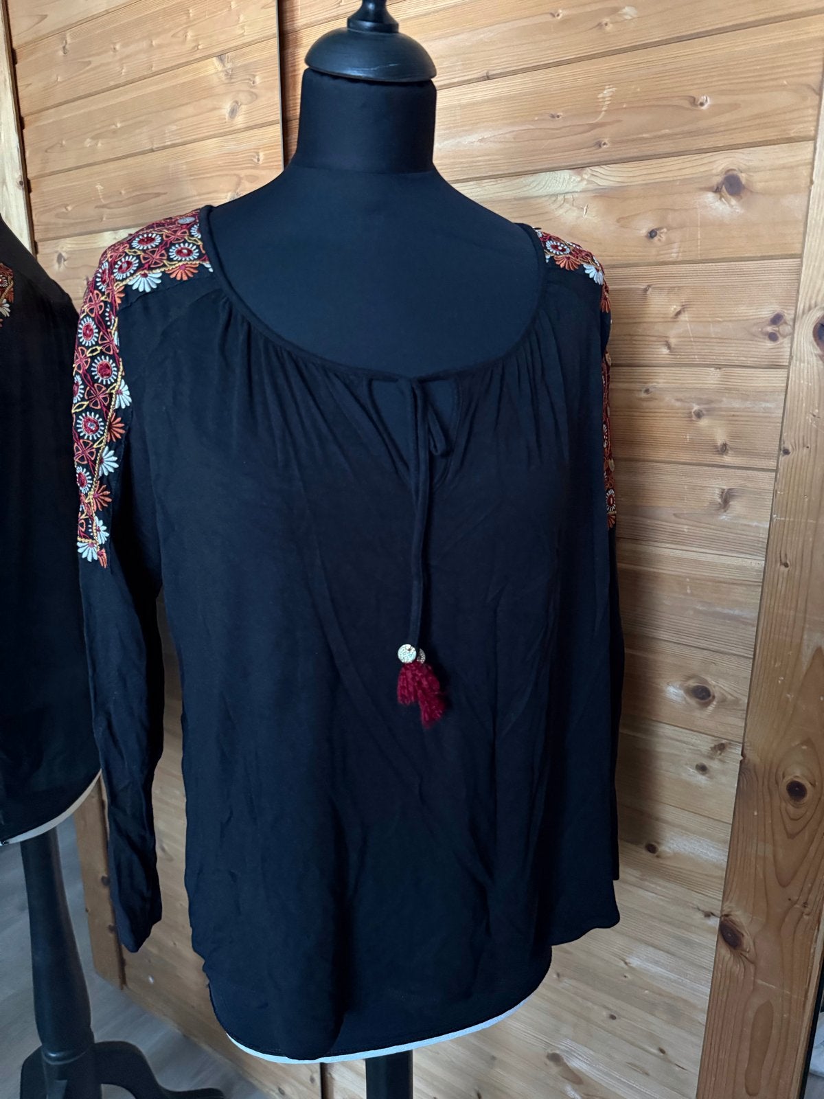 Zwarte blouse met geborduurde mouwen maat M, Kleding | Dames, Blouses en Tunieken, Ophalen of Verzenden, Gedragen, Maat 38/40 (M)