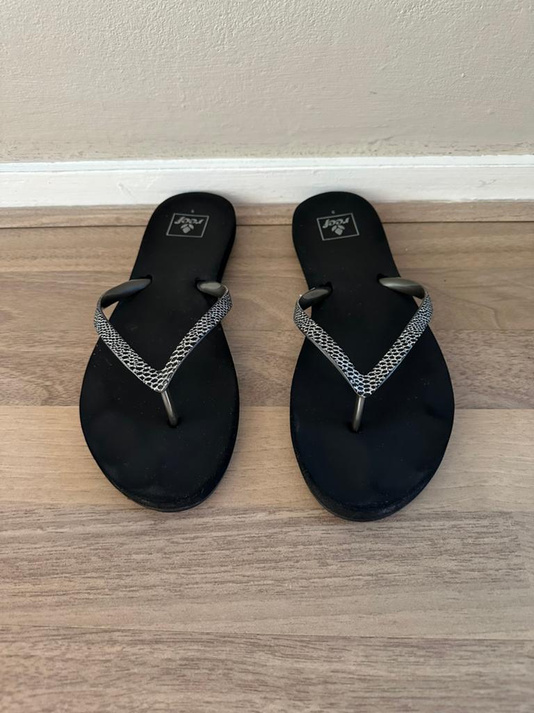 Slippers zwart  Reef maat 9, Kleding | Dames, Schoenen, Ophalen of Verzenden, Zo goed als nieuw, Zwart