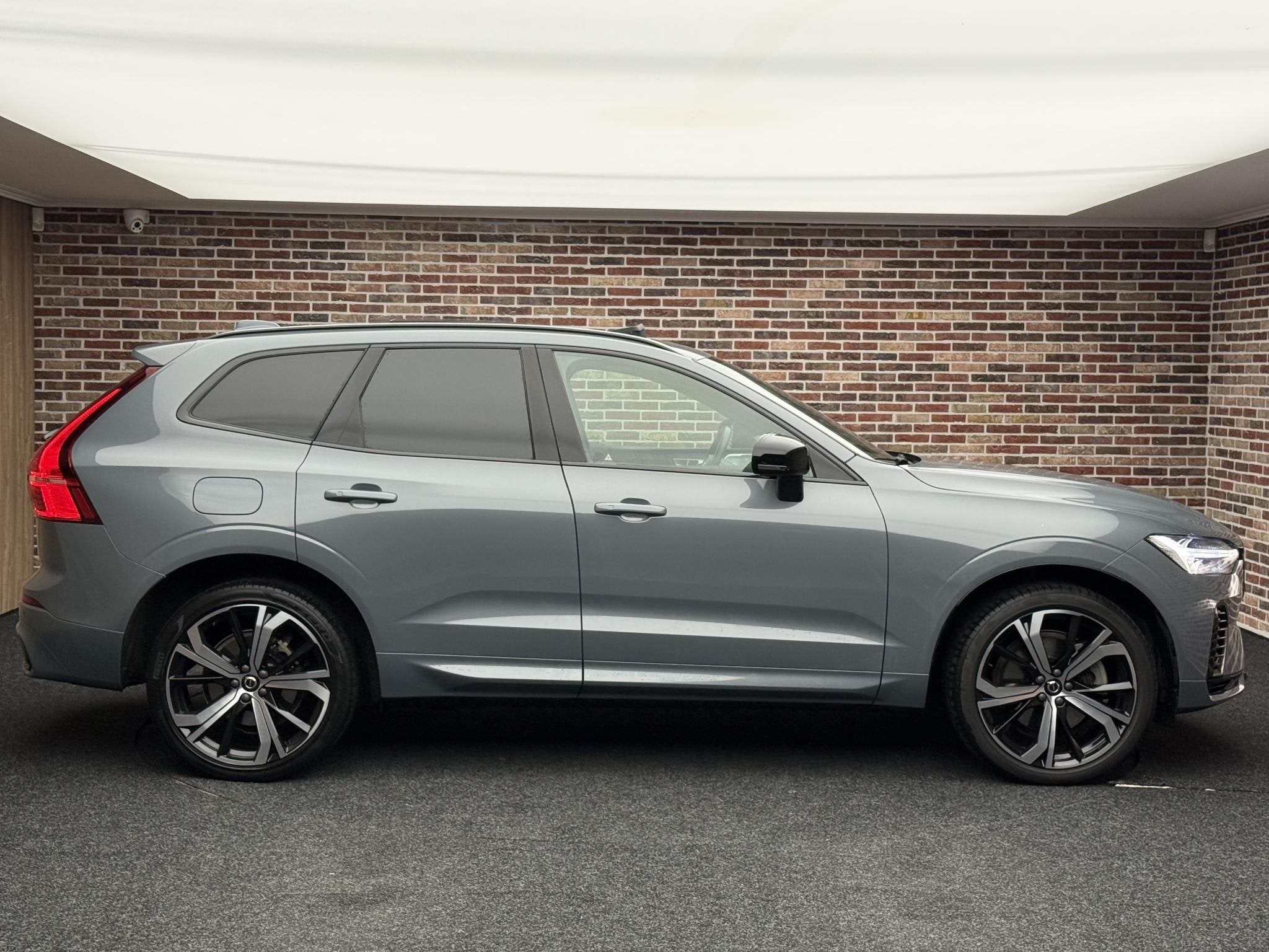 Volvo XC60 2.0 T6 Plug-in hybrid AWD Ultimate Dark, Auto's, Automaat, Dealer onderhouden, Gebruikt, Euro 6