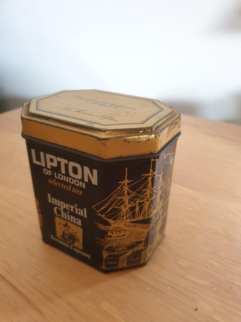 (T) Lipton of London. Theeblik. Zwart/goud. Imperial China., Ophalen of Verzenden, Gebruikt, Thee