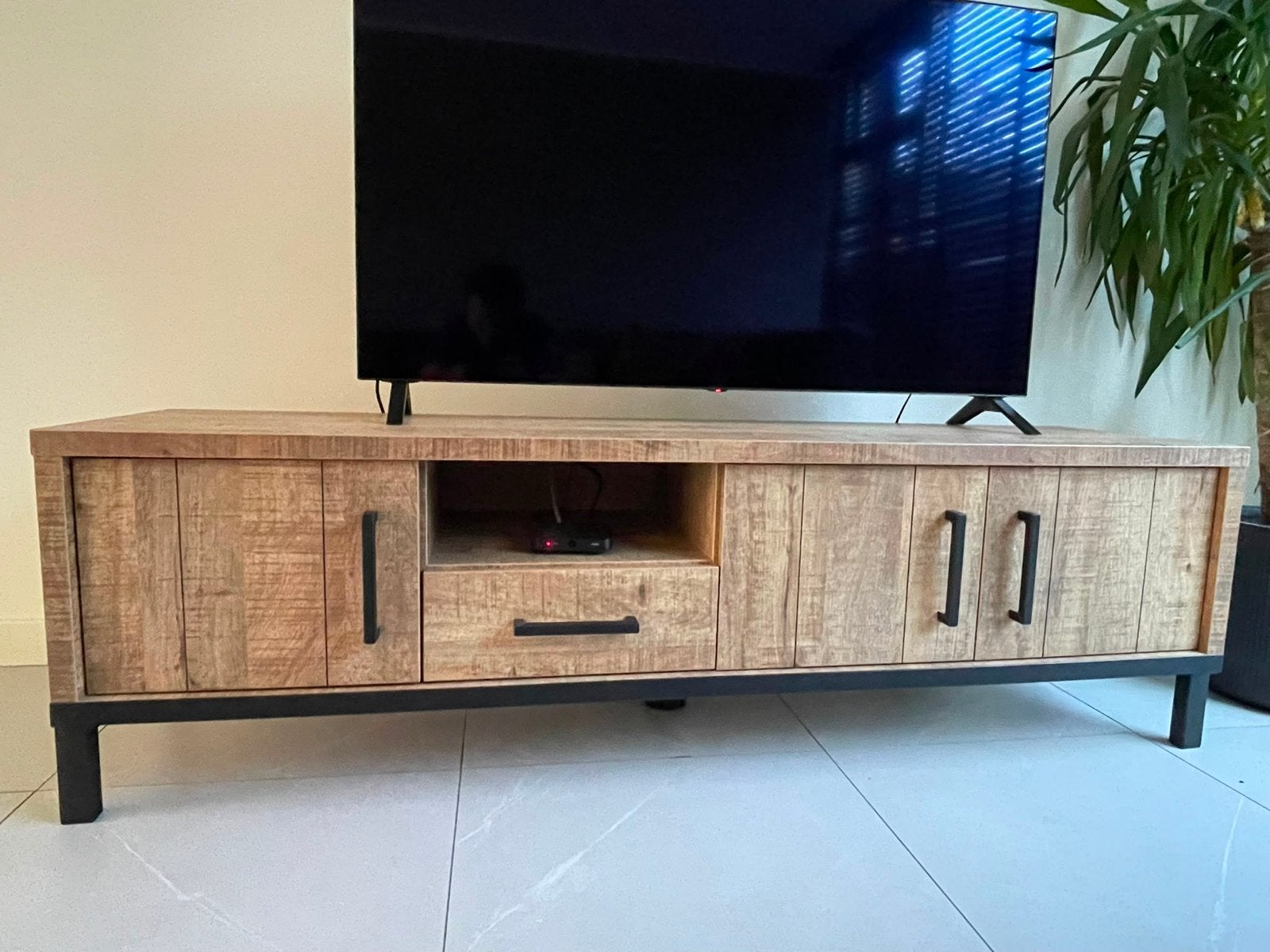 TV-meubel, 150 tot 200 cm, Zo goed als nieuw, Minder dan 100 cm, 25 tot 50 cm
