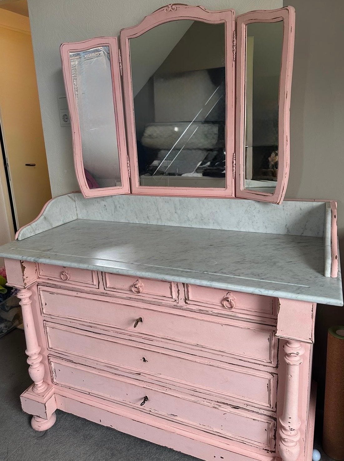 Antieke roze kaptafel met marmeren blad en spiegels, Ophalen