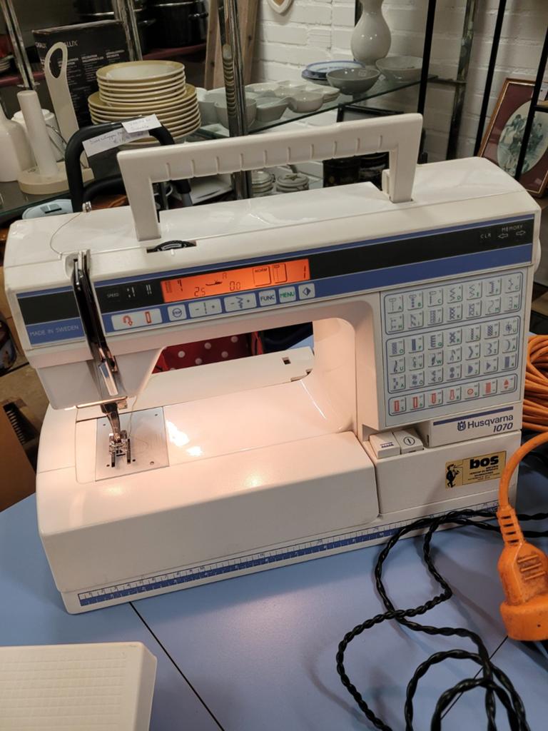 Husqvarna 1070 Naaimachine evt met bureautje, Ophalen, Naaimachine, Husqvarna