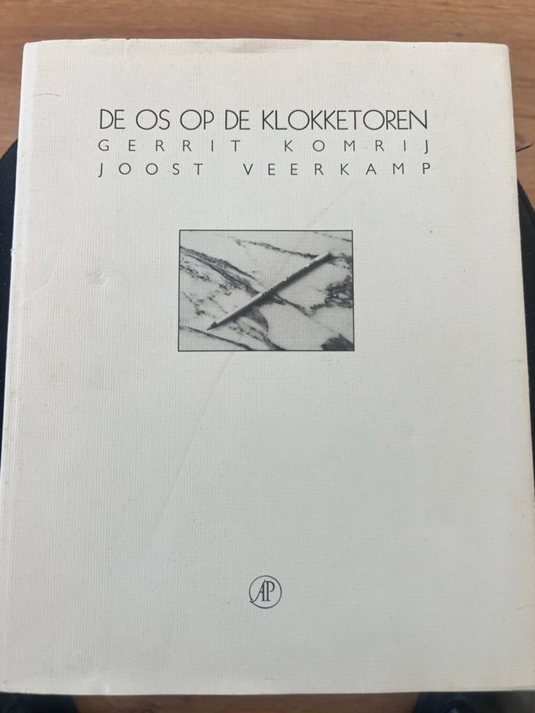 De Os op de Klokketoren - Gerrit Komrij Joost Veerkamp, Ophalen of Verzenden, Gelezen, Nederland