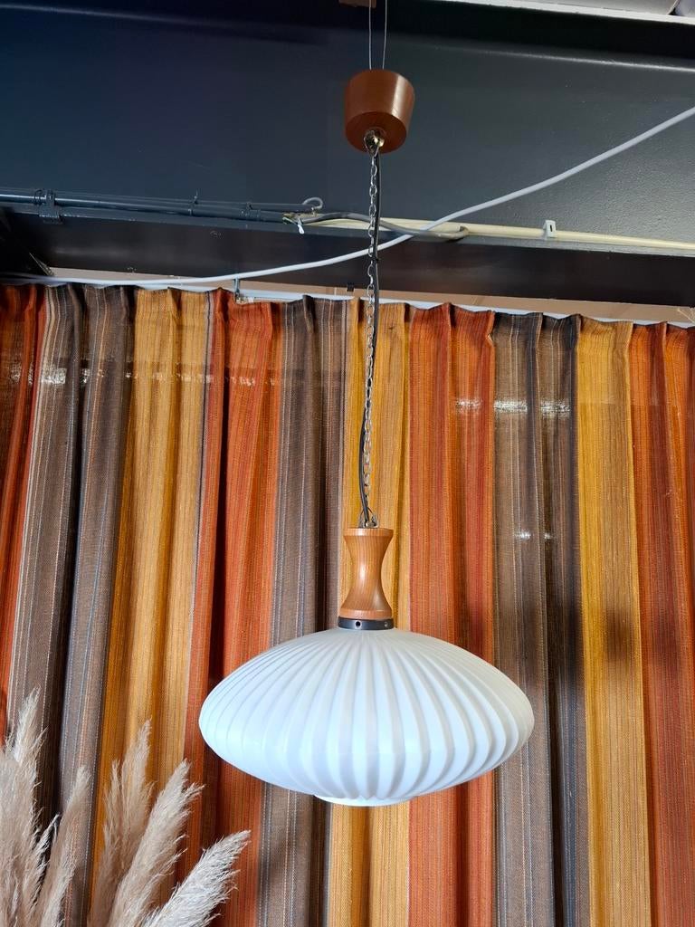Vintage hanglamp melkglas teak mid century design lamp, Huis en Inrichting, Lampen | Hanglampen, Zo goed als nieuw, 50 tot 75 cm