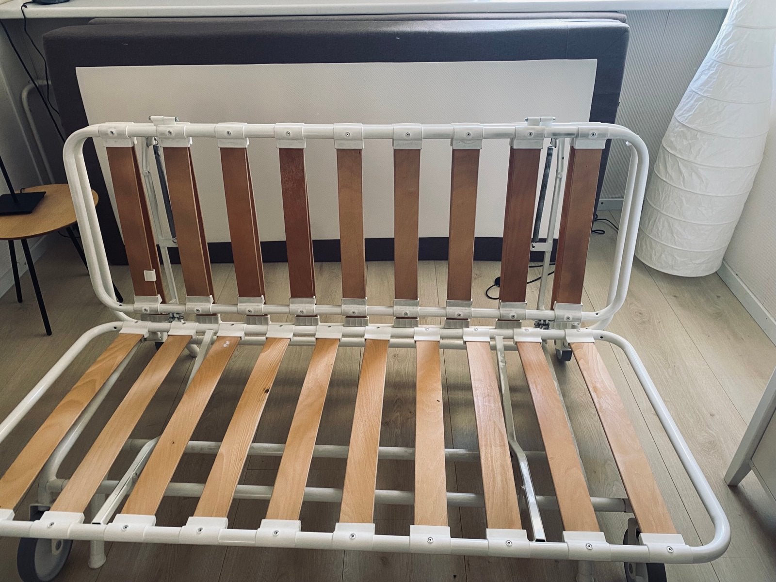 Opvouwbaar logeerbed met lattenbodem, Gebruikt, Wit, Tweepersoons, Ophalen of Verzenden