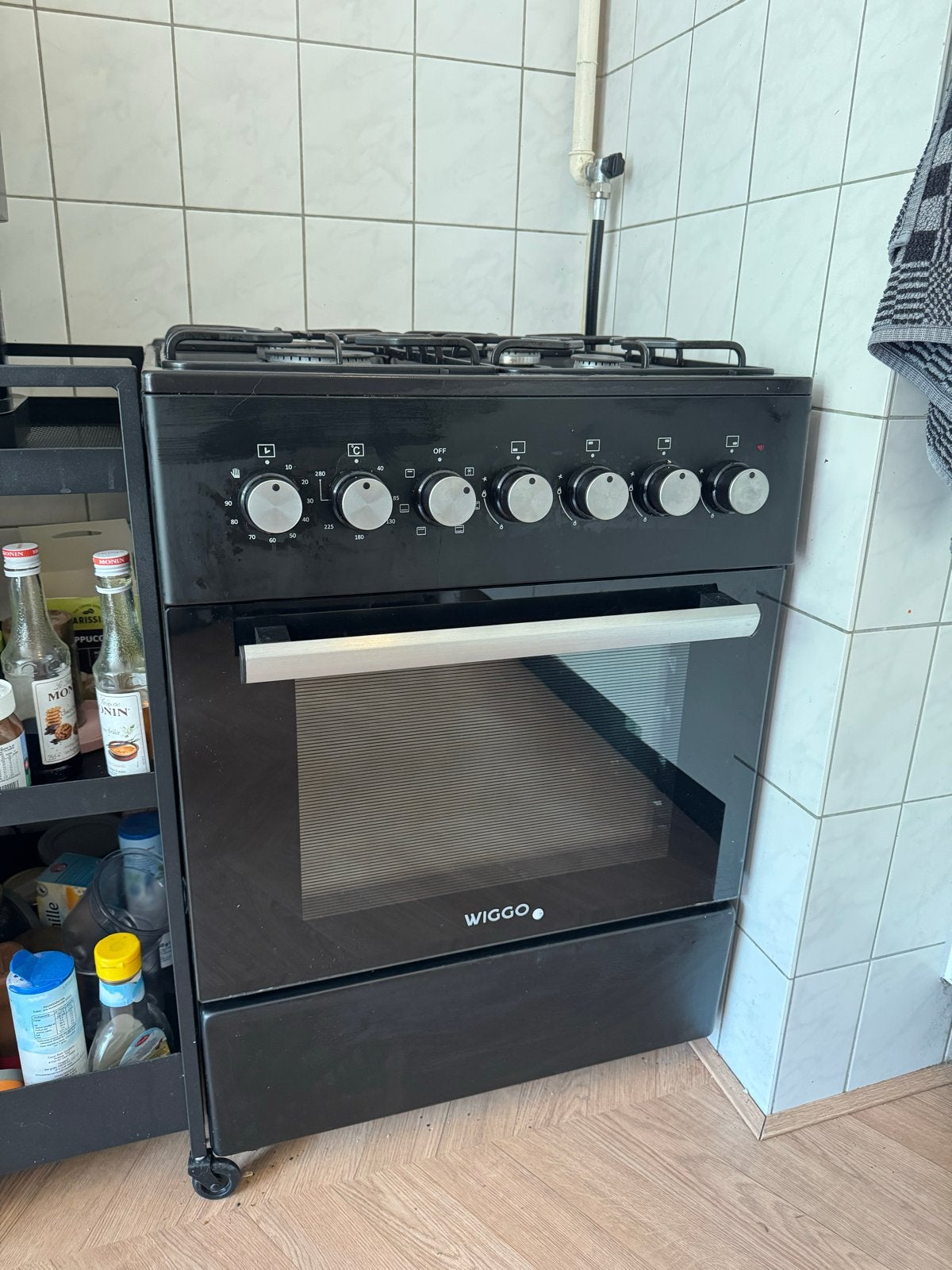 gasfornuis met oven - Zwart, 4 kookzones, Ophalen, Gebruikt, Hete lucht, 4 kookzones