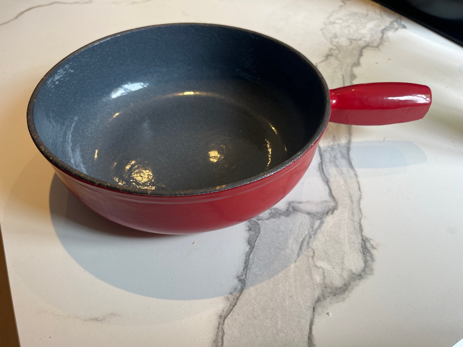Rode gietijzeren braadpan met steel / caquelon, Ophalen, Gebruikt, Met handvatten, Braadpan