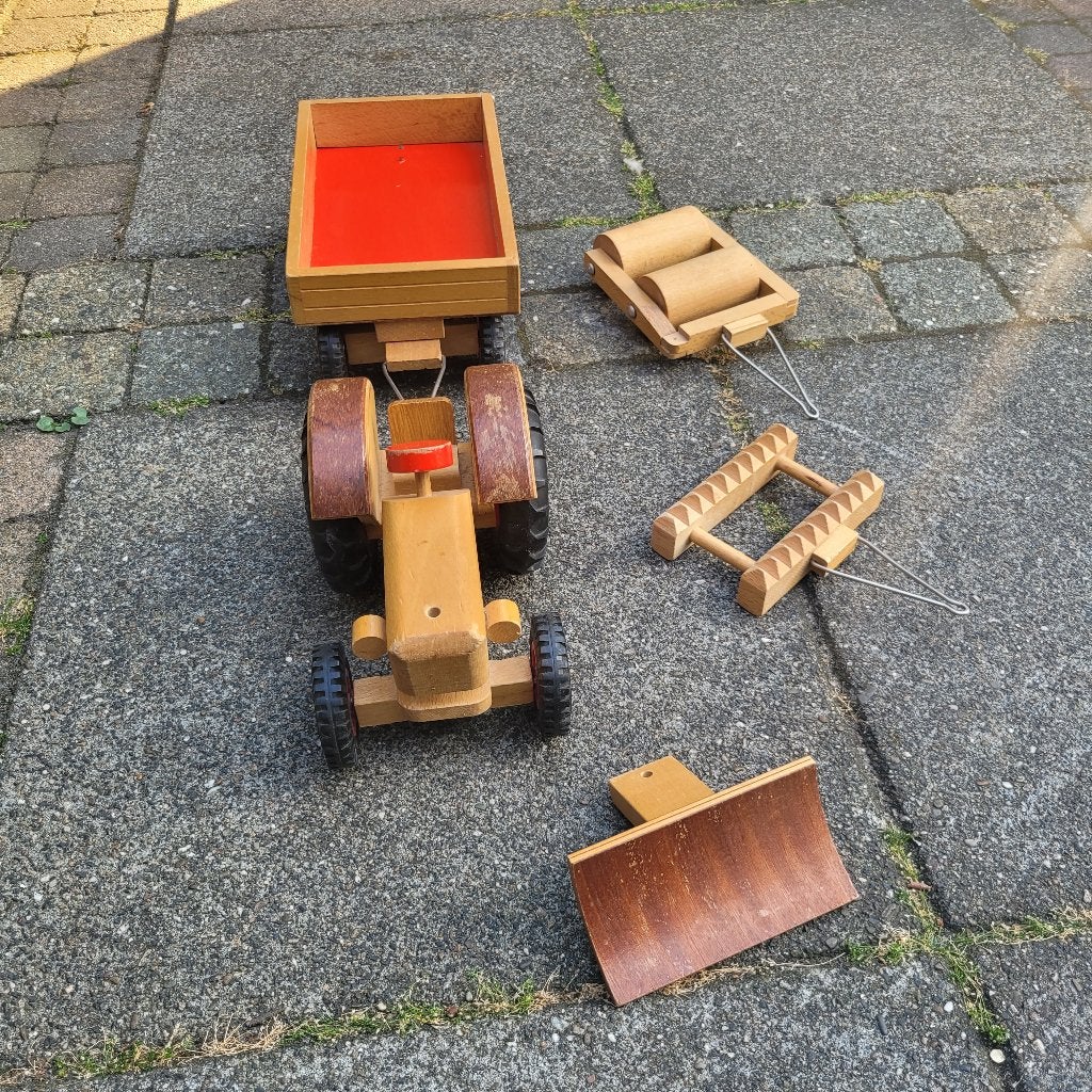 Houten traktor met aanhangwagen, ploeg en shovel, Ophalen of Verzenden, Gebruikt