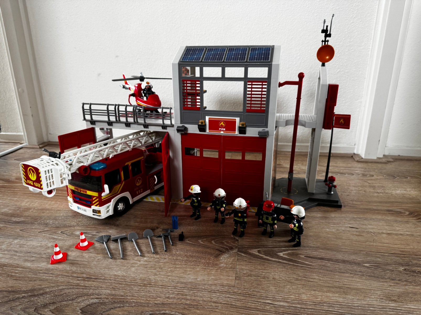 Playmobil Brandweerkazerne met voertuigen en figuren, Ophalen of Verzenden, Zo goed als nieuw, Complete set