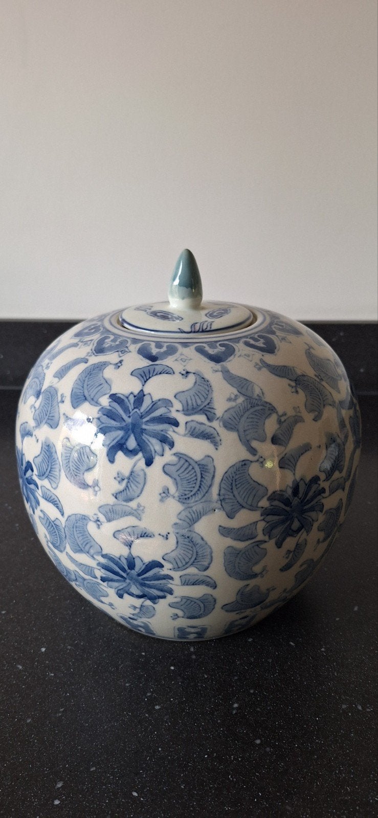 Decoratieve Chinese gemberpot met blauw-wit bloemmotief, Ophalen
