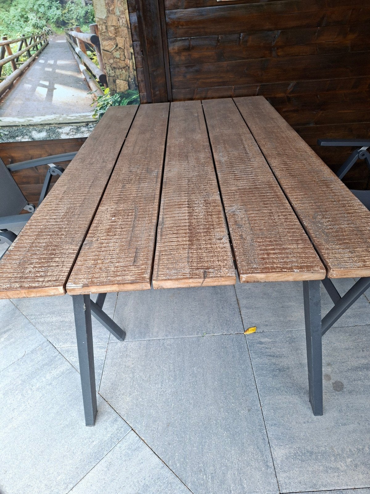 Robuuste hardhouten tuintafel met metalen onderstel, Ophalen, Gebruikt, Rechthoekig, Hout