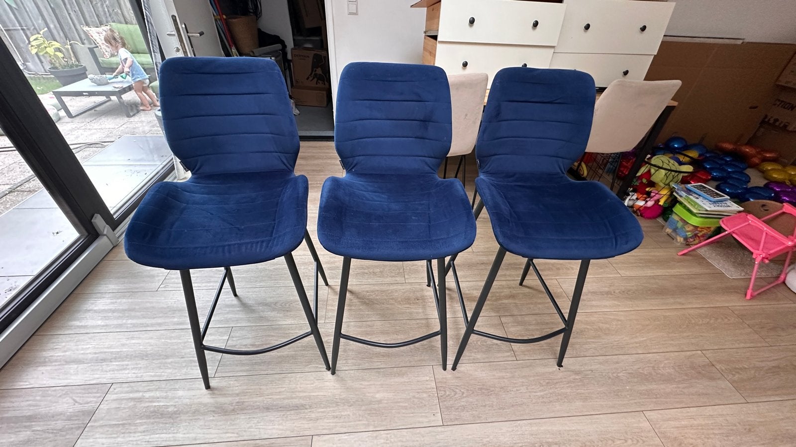 Set of 3 blue velvet bar stools, Huis en Inrichting, Barkrukken, Ophalen, Met voetsteun, Zo goed als nieuw, 90 cm of meer