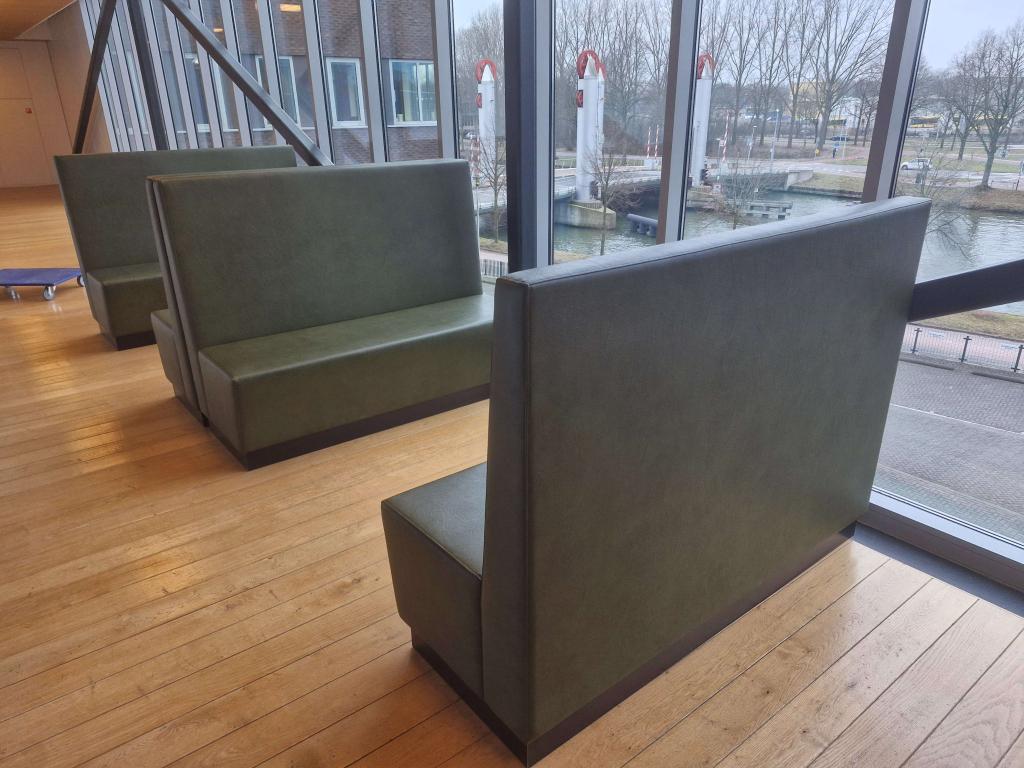 2x treinbank (olijf) groen los te koop of als partij (160cm), Huis en Inrichting, Banken | Bankstellen, VST, Minder dan 75 cm