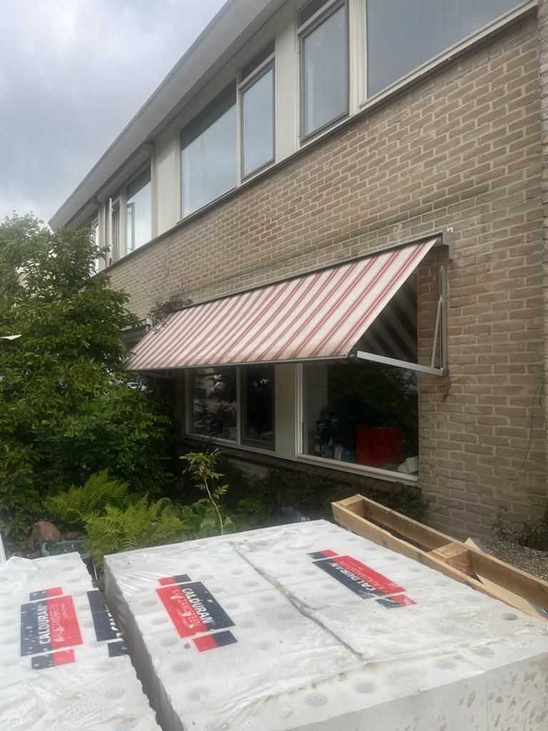 Elektrisch uitvalscherm aluminium TZ 500x90cm, Tuin en Terras, Zonneschermen, Gebruikt, 450 cm of meer, Elektrisch, Ophalen of Verzenden