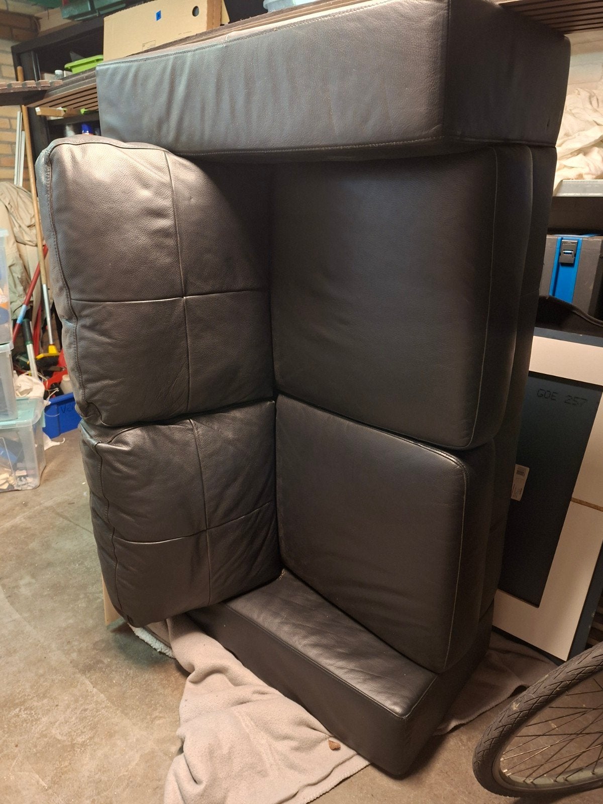 Gratis af te halen: Zwarte 2-zits bank (150 cm), Huis en Inrichting, Ophalen