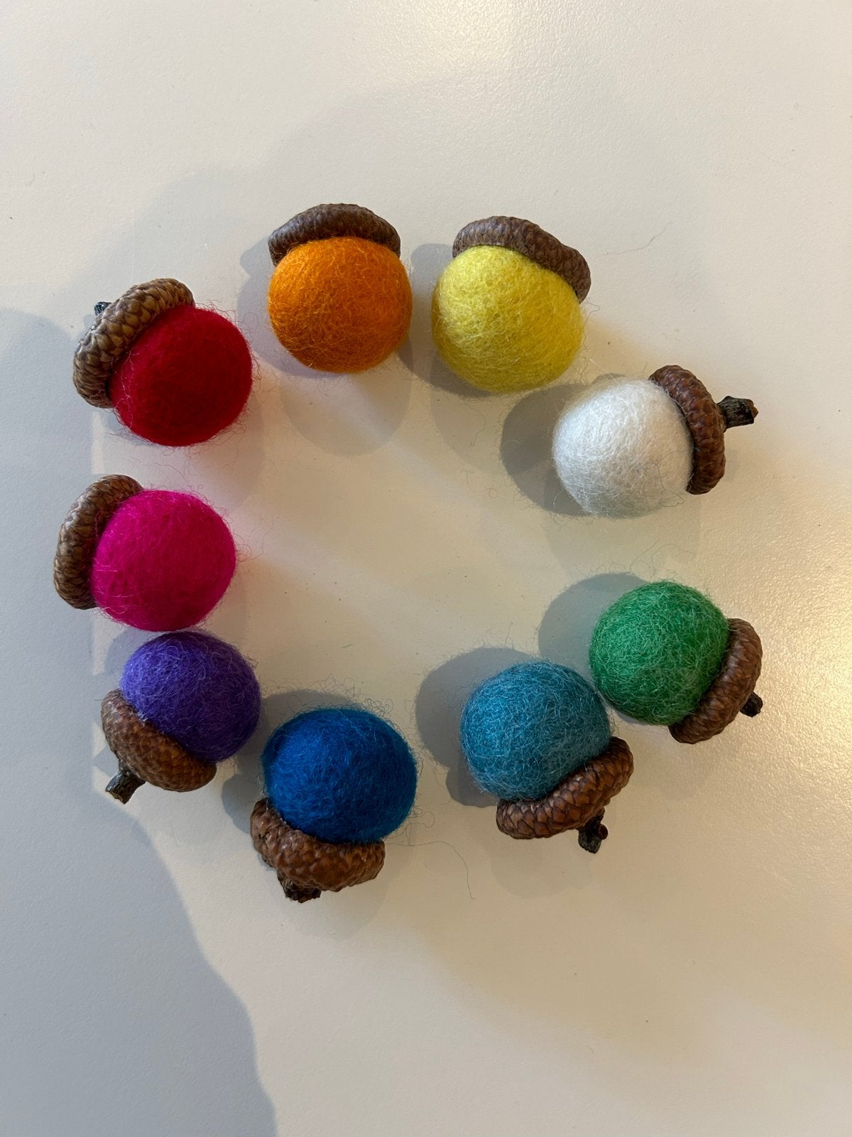 Kleurrijke vilten eikeltjes - set van 9, Hobby en Vrije tijd, Ophalen of Verzenden, Zo goed als nieuw