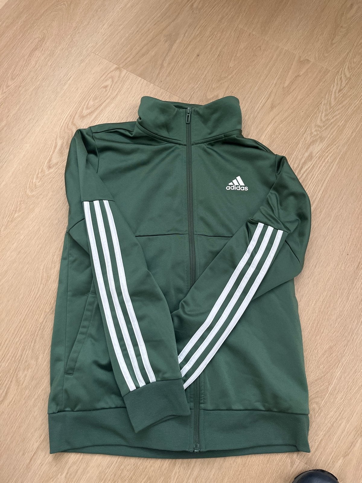 Adidas trainingsjack maat 164 - Groen met witte strepen, Ophalen of Verzenden, Gebruikt, Jongen of Meisje, Jas