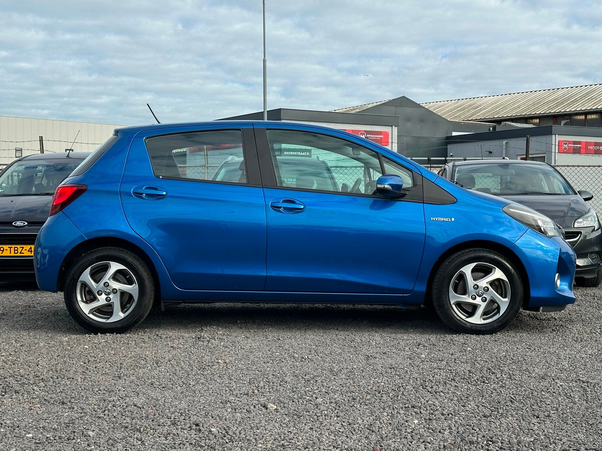 Toyota Yaris 1.5 Hybrid Aspiration/CAMERA/CRUISE/NW APK, Auto's, Dealer onderhouden, Gebruikt, Euro 6, 4 cilinders
