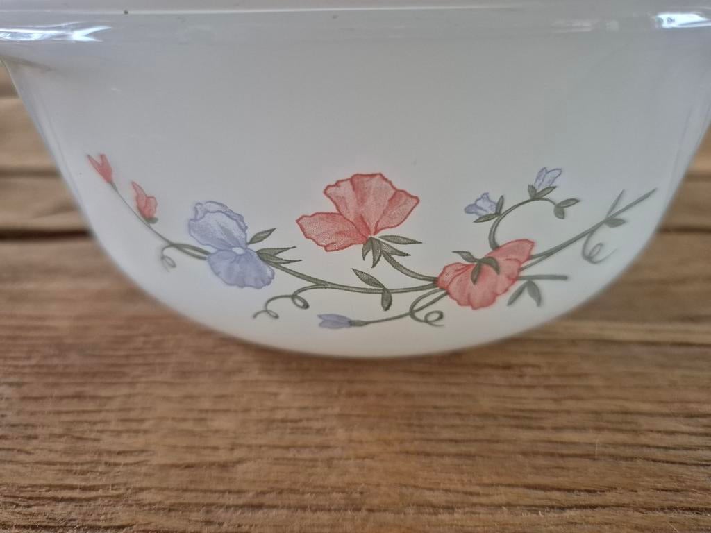 Arcopal ovenschaal met korenbloem en klaprozen, Huis en Inrichting, Keuken | Servies, Ophalen of Verzenden, Overige stijlen, Glas