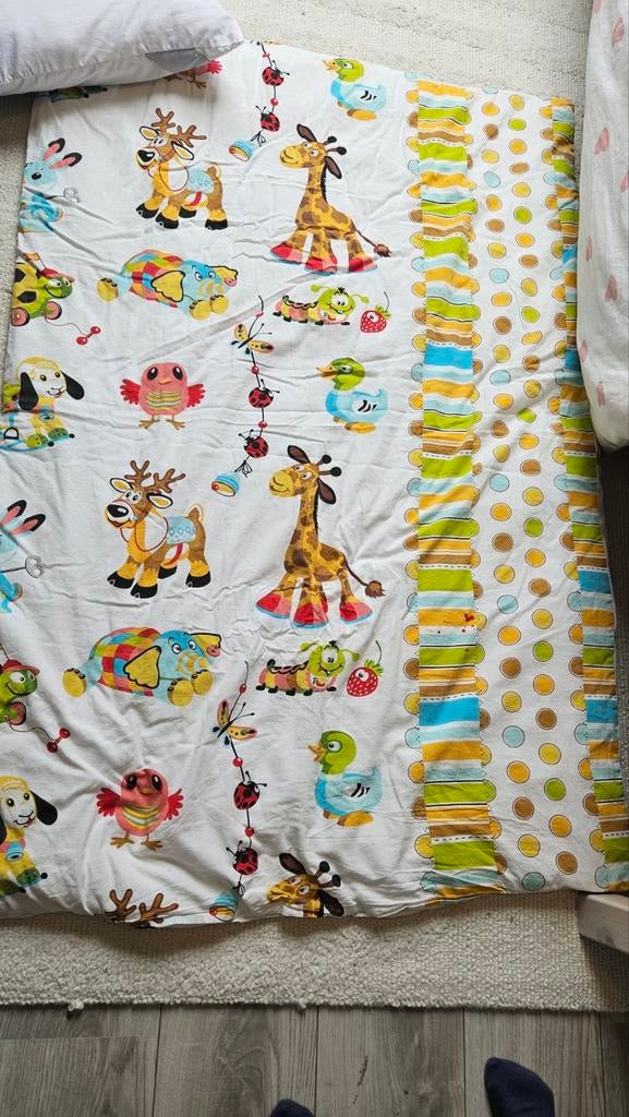 Baby dekbed en kussen met vrolijke dierenprint, Ophalen of Verzenden, Gebruikt, 100 cm of meer, Deken