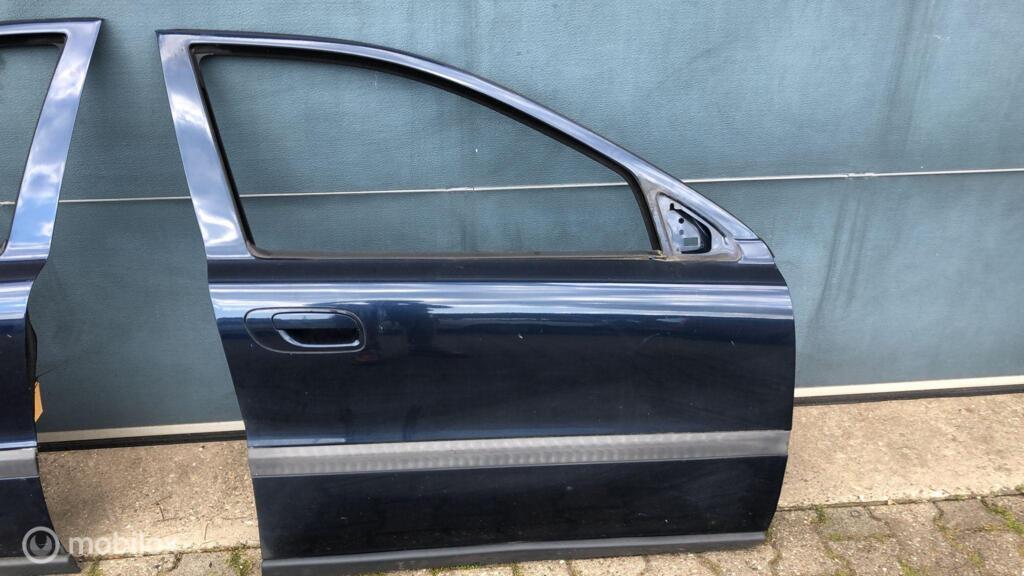 Portier rechtsvoor met ruit blauw Volvo V70 II ('00-'08), Gebruikt, Deur, Ophalen of Verzenden