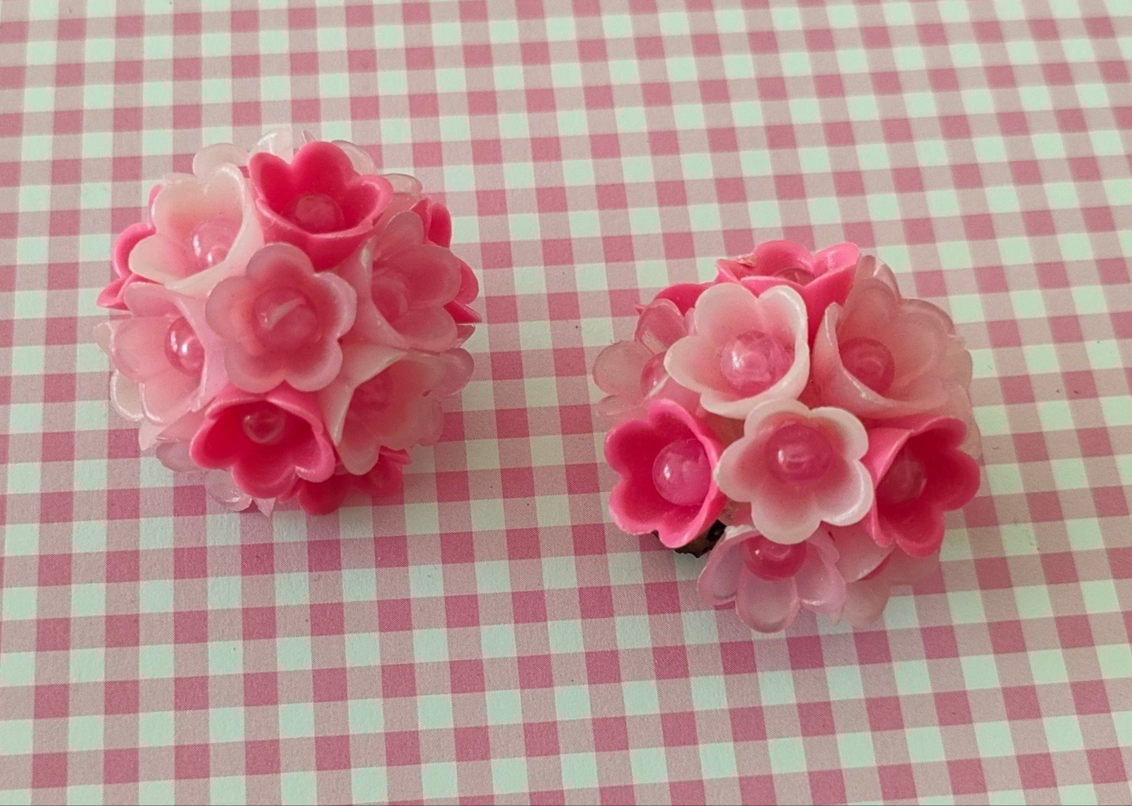 Vintage jaren '60 kunststof 2 kleuren roze bloem clips., Sieraden, Tassen en Uiterlijk, Oorbellen, Ophalen of Verzenden, Zo goed als nieuw