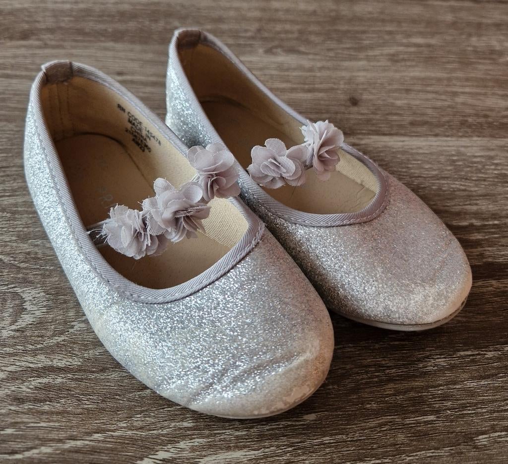 Silver Ballerinas With Flower Straps - Maat 28, Kinderen en Baby's, Kinderkleding | Schoenen en Sokken, Gebruikt, Meisje, Schoenen