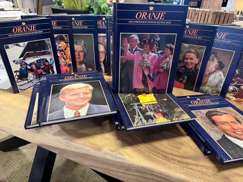 Oranje ons Vorstenhuis door de eeuwen heen, Boeken, Encyclopedieën, Ophalen, Complete serie, Zo goed als nieuw, K.A. van den Hoek  Fred J.Lammers