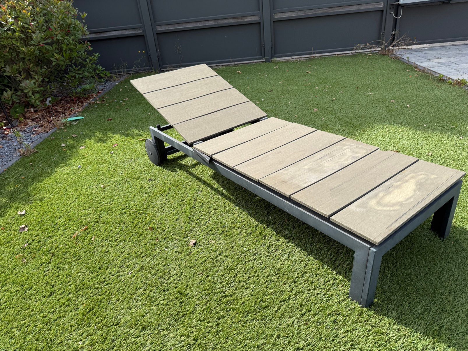Gratis Luxe ligbed / zongebruind tuinstoel met wielen, Ophalen, Gebruikt, Aluminium