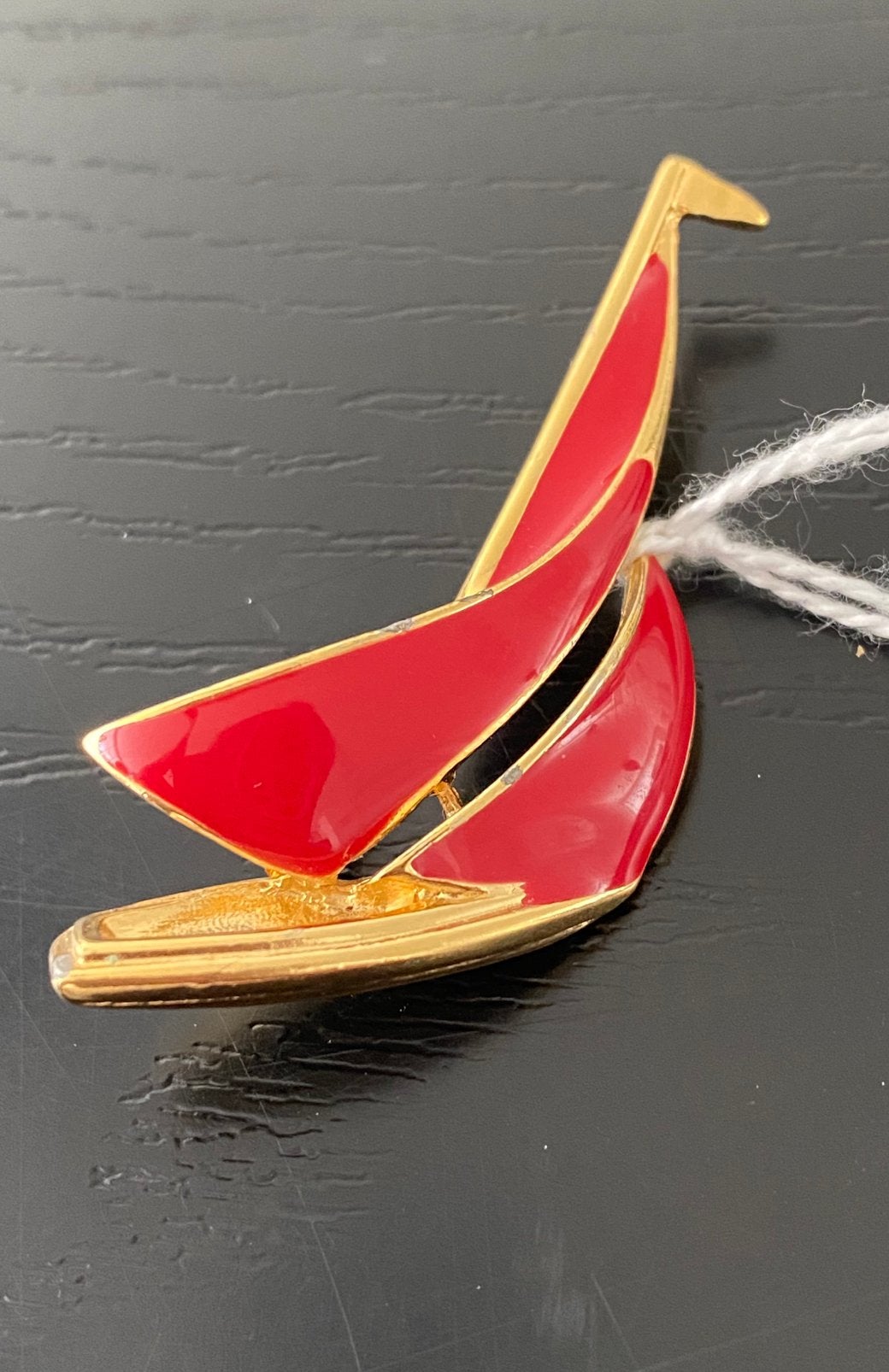 Vintage Trifari rood emaille zeilboot broche  -zeldzaam, Ophalen of Verzenden, Zo goed als nieuw, Rood, Overige materialen