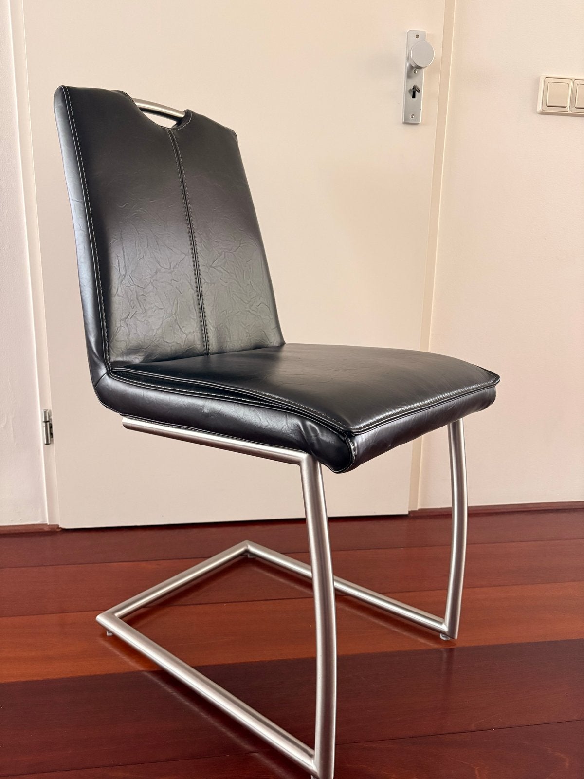 6 Moderne leren eetkamerstoelen - sledestoelen, Huis en Inrichting, Ophalen, Zwart, Leer, Zo goed als nieuw