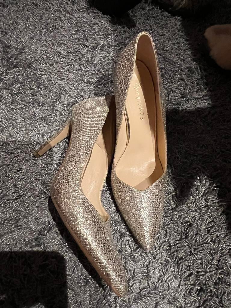 MARCH 23 Pumps GOUDKLEURIG maat 37 origineel ZGAN, Pumps, Overige kleuren, Ophalen of Verzenden, Zo goed als nieuw