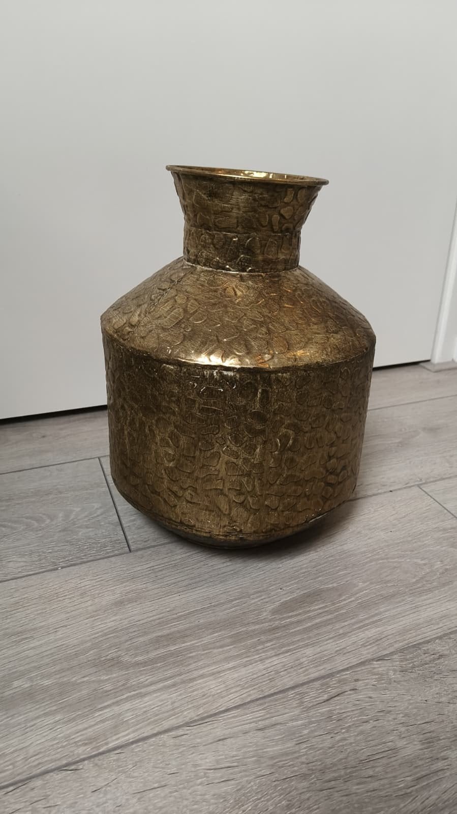Goudkleurige metalen vaas - 34cm hoog, 25cm breed, Huis en Inrichting, Woonaccessoires | Vazen, Ophalen, Gebruikt, Met patroon/structuur