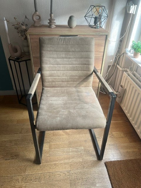 2 goed zittende stoelen z.g.a.n.wegens overcompleet, Ophalen, Twee, Overige kleuren, Zo goed als nieuw