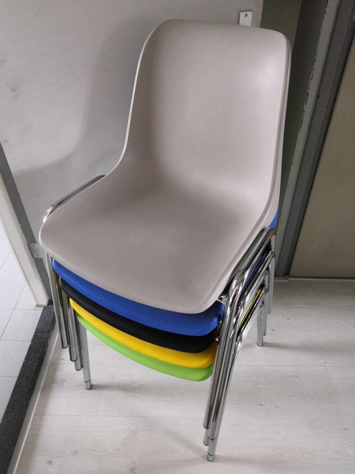 5 x stapelstoel (kantine) diverse kleuren Z. G. A. N., Ophalen, Kunststof, Overige kleuren, Zo goed als nieuw