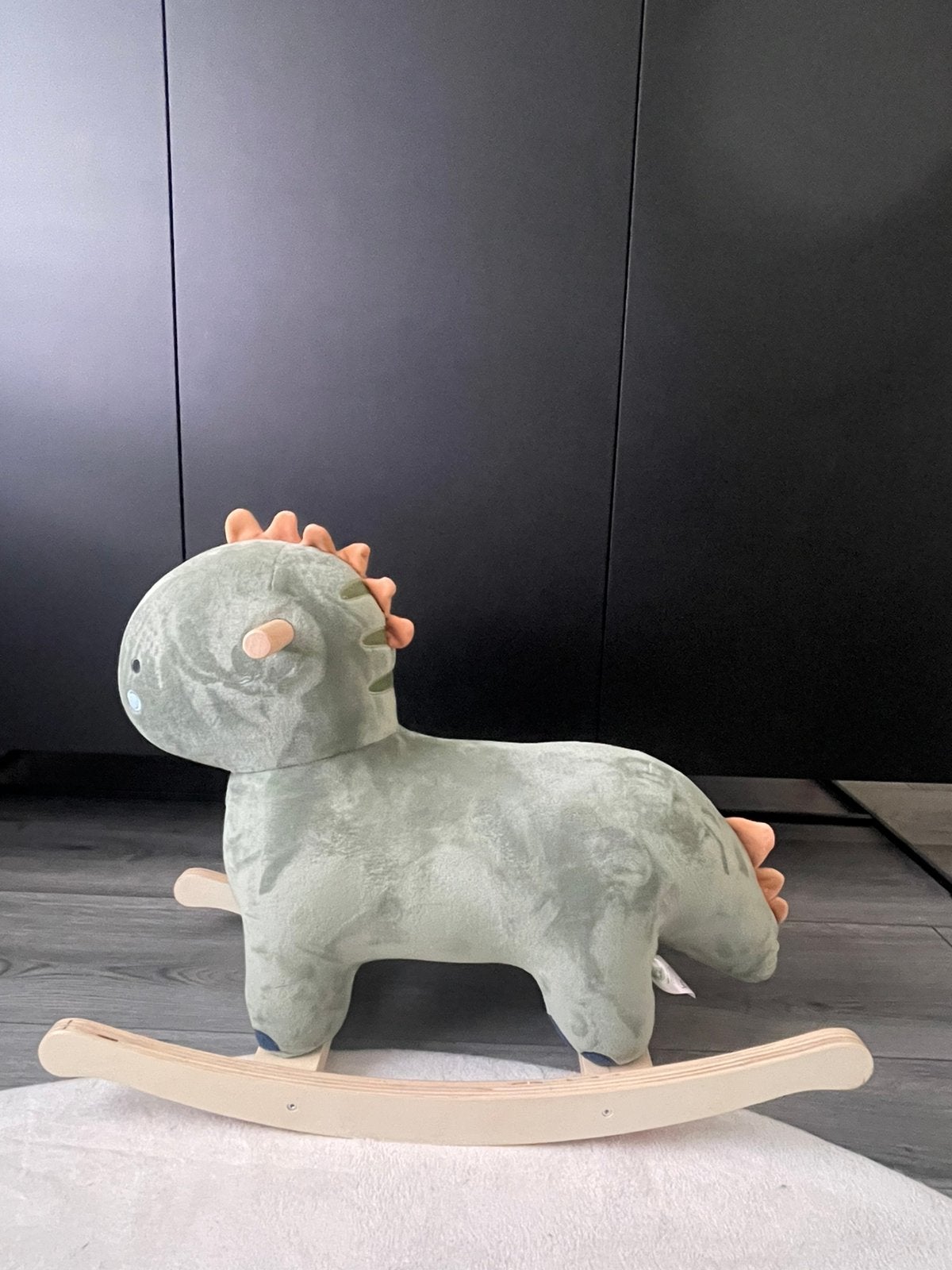 Petite Amélie schommeldinosaurus | Groen | Houten onderstel, Kinderen en Baby's, Ophalen, Zo goed als nieuw