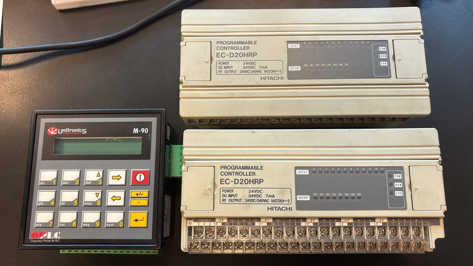 2 stuks Hitachi EC-D20HRP PLC & 1x Unitronics M-90 PLC, Hobby en Vrije tijd, Elektronica-componenten, Ophalen of Verzenden